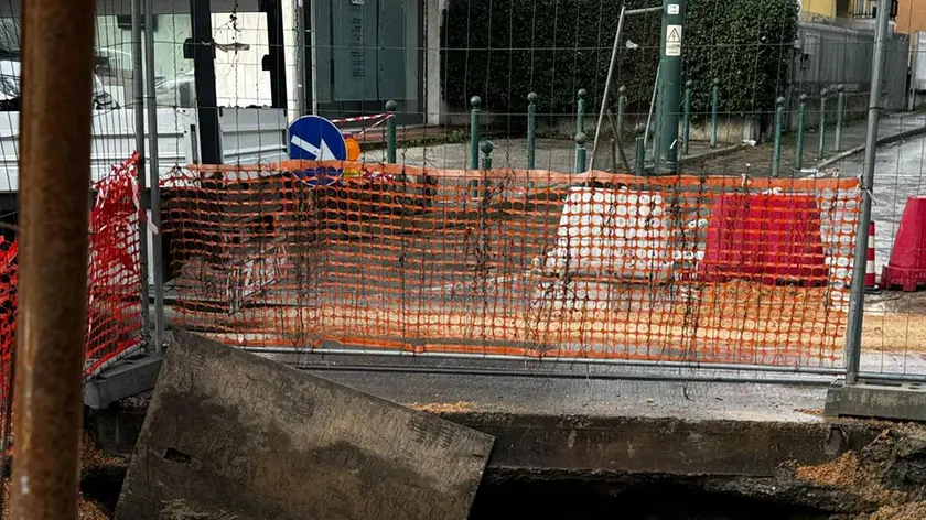 Il cedimento della piattaforma del tram in via San Donà (foto Agenzia Pòrcile)