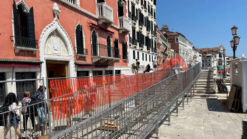 Le nuove rampe in fase di montaggio davanti al Danieli