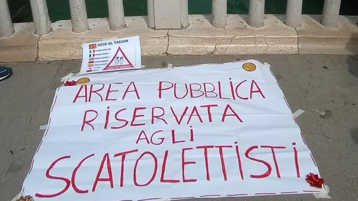 Una delle scritte polemiche, questa è sul ponte della Paglia a San Marco
