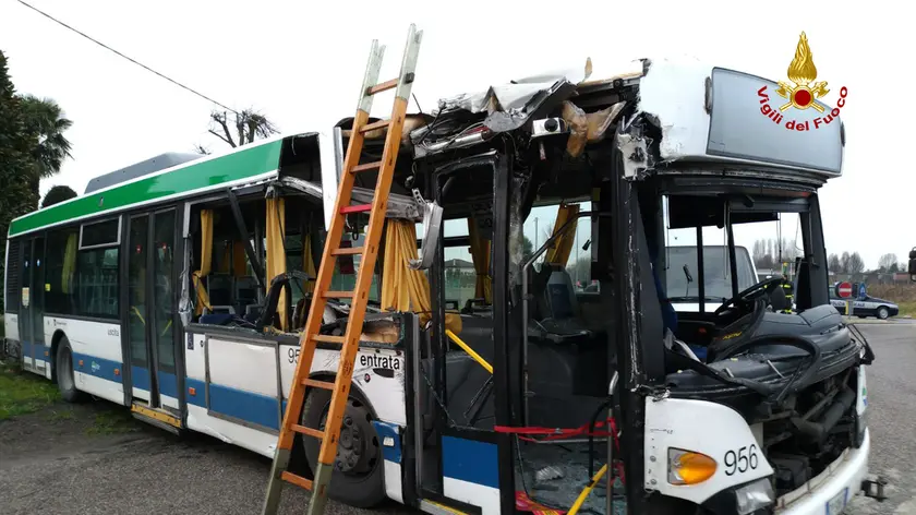 L'autobus gravemente danneggiato