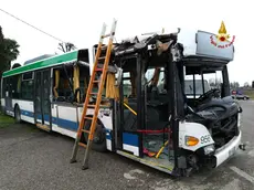 L'autobus gravemente danneggiato