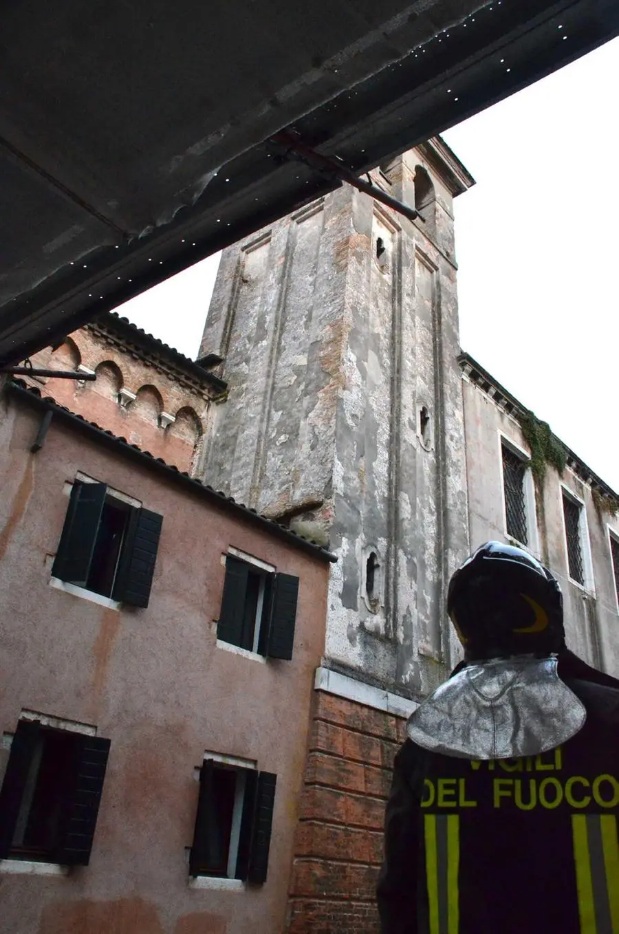 vigili del fuoco al lavoro a San Giovanni Evangelista (Foto Interpress)