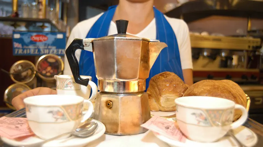PD 28/09/03 G.M. COME SERVIRE IL CAFFE' AL TAVOLO SENZA LA MACCHINA DA BAR . (CARRAI)