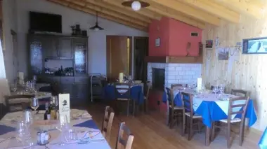 Una sala interna del nuovo ittiturismo aperto ieri a Isola Verde