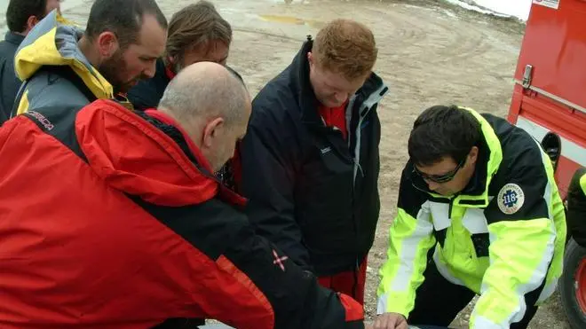 Gli uomini del soccorso alpino e della protezione civile mentre coordinano le ricerche delle squadre Purtroppo ieri pioggia e nebbia hanno ostacolato le ricerche in alta quota