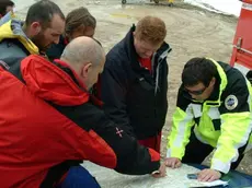 Gli uomini del soccorso alpino e della protezione civile mentre coordinano le ricerche delle squadre Purtroppo ieri pioggia e nebbia hanno ostacolato le ricerche in alta quota