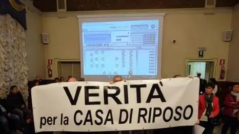 La protesta dei familiari degli sopiti della casa di riposo di San Donà in uno degli ultimi consigli comunali