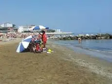Un ombrellone a coprire il corpo del turista morto d'infarto sulla spiaggia di Caorle