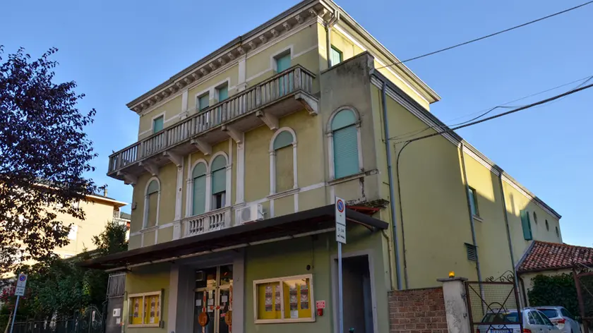 L’ex cinema specializzato in film porno e hard core di via Premuda. Ora diventerà un tempio della chiesa evangelica cinese