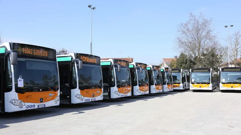 Foto Agenzia Candussi/ Ferrazza/ Mestre - Zelarino/ Consegna 28 nuovi bus alla città / Nella foto una parte dei bus in consegna