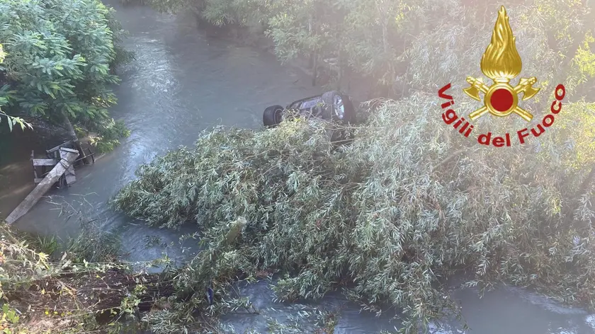 L'auto finita nel fiume a bordo della quale viaggiavano in tre: due sono morti, uno è rimasto gravemente ferito
