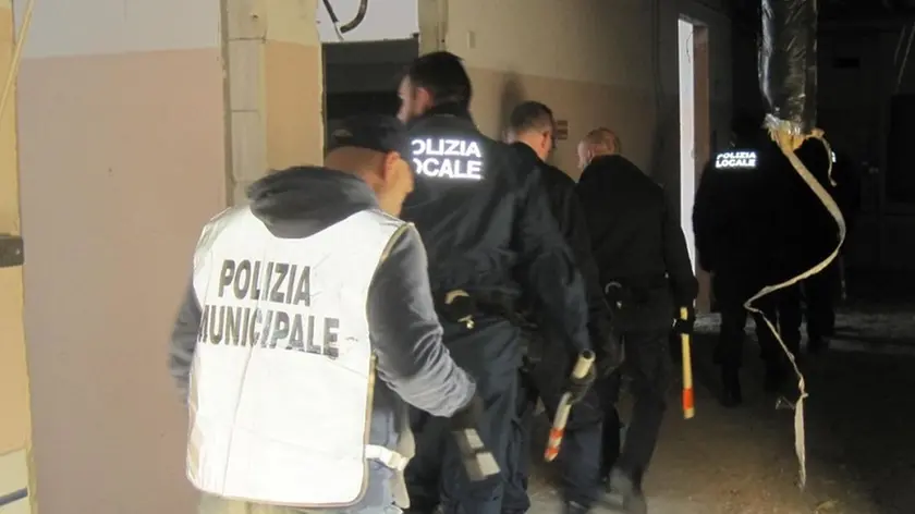 Agenti della polizia locale durante un controllo in un'area abbandonata di Mestre