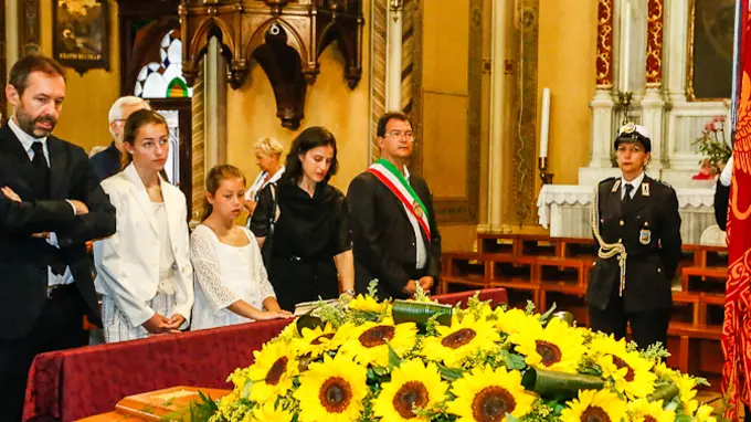 Agenzia Candussi - FERRAZZA - CARPENEDO PIAZZA CARPENEDO - CARPENEDO FUNERALI ZORDAN PRESSO LA CHIESA DI CARPENEDO. IN PRIMA FILA LA PARTECIPAZIONE DEL ASSESSORE BORASO.