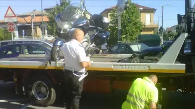 Il recupero della moto del vigile urbano e i rilievi eseguiti dai suoi colleghi La linea del tram è rimasta bloccata per circa mezz’ora