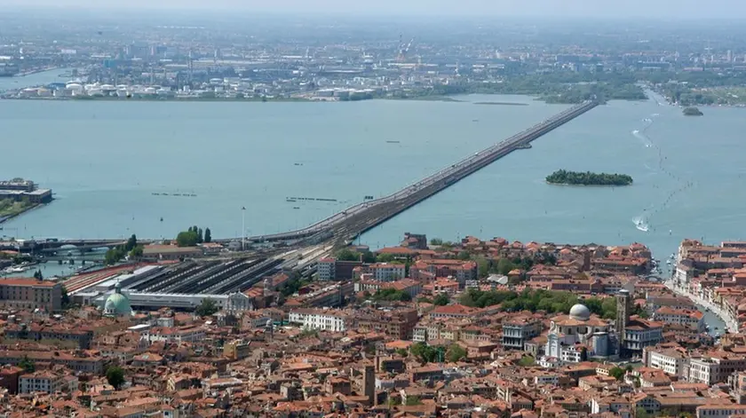 Interpress/Mazzega Venezia, 22.04.2015.- FOTO AEREE Nella foto Venezia e Ponte della Libertà