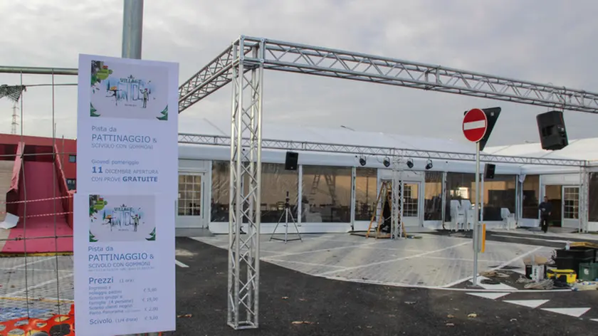 Pista da pattinaggio e scivolo con gommoni in fase di allestimento nel parcheggio del Panorama a Marghera