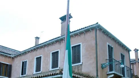 27.04.2006.- BANDIERA A MEZZASTA AL COMANDO CARABINIERI DI VENEZIA. INTERPRESS/MION