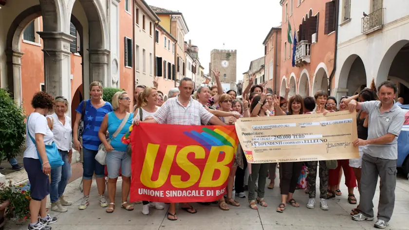 conferenza stampa Sindacati Rdb/Cub al Municipio di Mestre, consegna assegno di sostegno alla Cooperativa Assistenza domiciliare Ancora