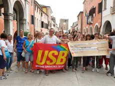 conferenza stampa Sindacati Rdb/Cub al Municipio di Mestre, consegna assegno di sostegno alla Cooperativa Assistenza domiciliare Ancora