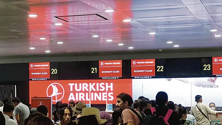 Viaggiatori in partenza all'aeroporto Marco Polo
