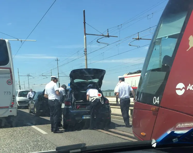 Il tram rimasto bloccato dai tamponamenti