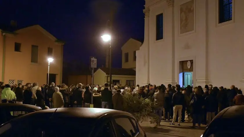 COLUCCI - DINO TOMMASELLA - TORRE DI MOSTO - GENTE ASSIEPATA FUORI DELLA CHIESA PER IL ROSARIO PER I TRE RAGAZZI