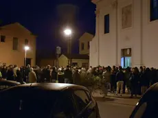 COLUCCI - DINO TOMMASELLA - TORRE DI MOSTO - GENTE ASSIEPATA FUORI DELLA CHIESA PER IL ROSARIO PER I TRE RAGAZZI