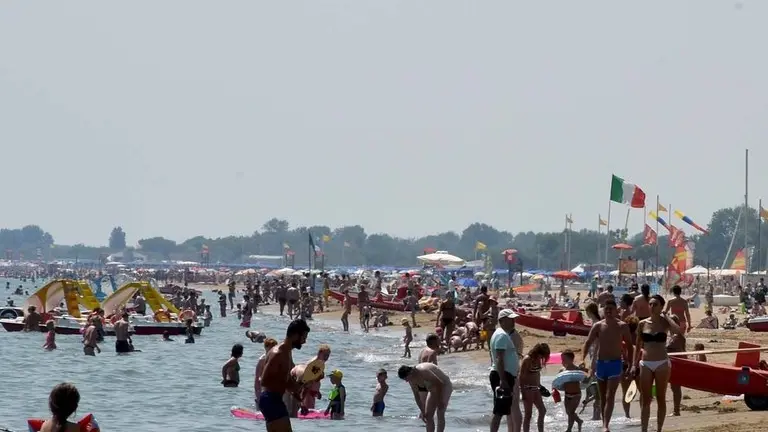 DE POLO - DINO TOMMASELLA - BIBIONE - LA SPIAGGIA INVASA DAI BAGNANTI