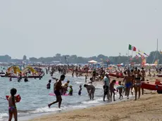 DE POLO - DINO TOMMASELLA - BIBIONE - LA SPIAGGIA INVASA DAI BAGNANTI