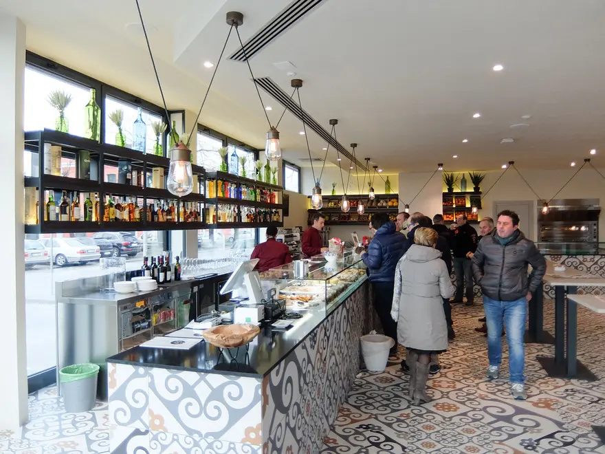 GIORNALISTA: Baschieri AGENZIA FOTO: Candussi LUOGO: Marghera DESCRIZIONE: bar/ristorante Gusto Click all' interno del nuovo mercato ortofrutticolo