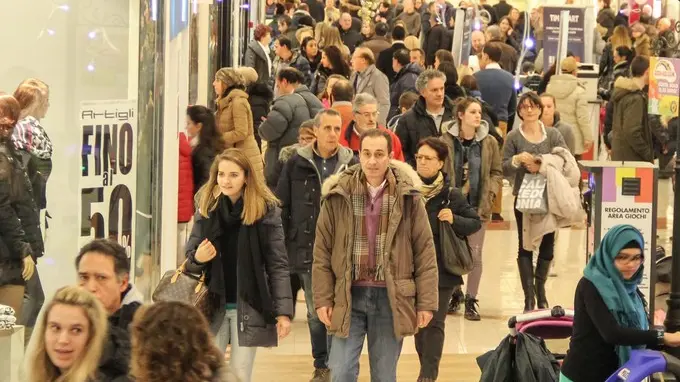 3 gennaio: inizio dei saldi -nella foto Auchan di Mestre