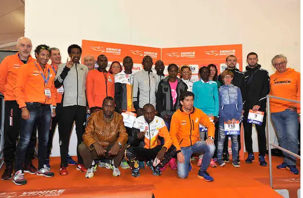 Foto di gruppo per i top runners della Venicemarathon