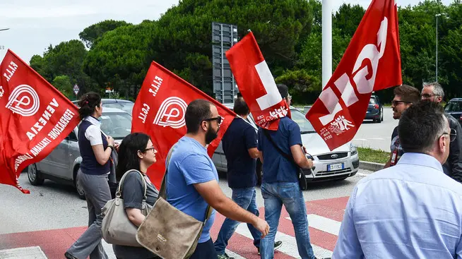 GIORNALISTA: Chiarin AGENZIA FOTO: Candussi LUOGO: Tessera DESCRIZIONE: Protesta all'imbocco dell'aeroporto Marco Polo