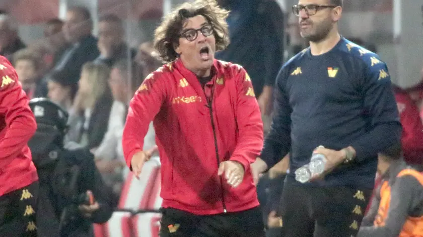 Tutta la furia agonistica di Paolo Vanoli durante la sfida d’andata con la Cremonese