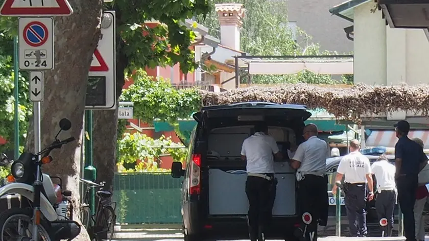 I vigili urbani raccolgono dati e testimonianze subito dopo l'incidente (foto Candussi)