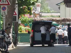 I vigili urbani raccolgono dati e testimonianze subito dopo l'incidente (foto Candussi)