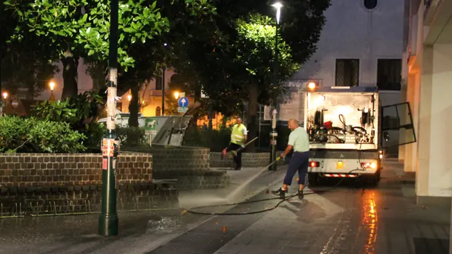 Operazione congiunta di Vesta e la Polizia Locale per ripulire le zone di Mestre dove di solito bivaccano i senzatetto - nella foto via Carducci