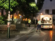 Operazione congiunta di Vesta e la Polizia Locale per ripulire le zone di Mestre dove di solito bivaccano i senzatetto - nella foto via Carducci