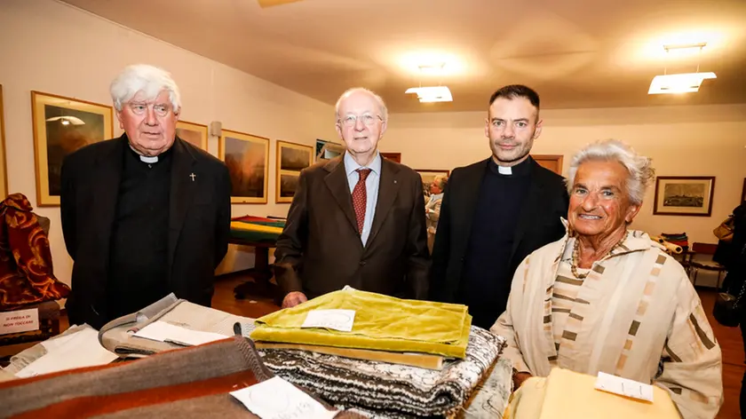 Foto Agenzia Candussi / ARTICO/ MESTRE VIALE DON STURZO / MESTRE LA FAMIGLIA RUBELLI DONA DEI TESSUTI AL CENTRO DON VECCHI PER BENEFICENZA.DA SX DON ARMANDO ALESSANDRO RUBELLI DON GIANNI E LA SIGNORA RUBELLI.