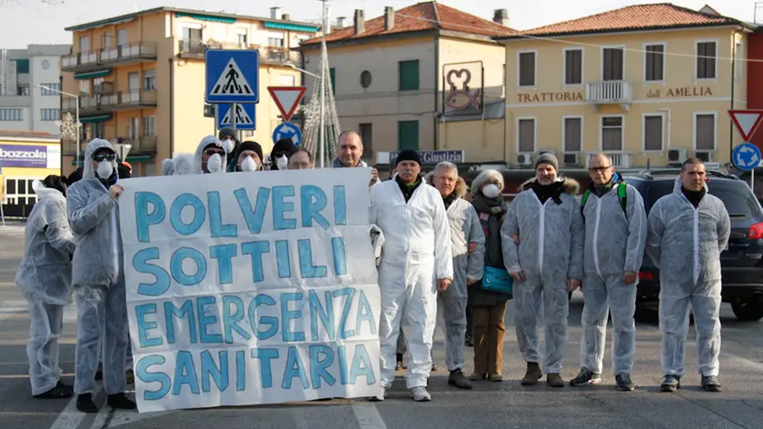 Agenzia Candussi, giornalista FAvarato. Protesta attivisti in via Miranese di fronte alla sede ARPAV