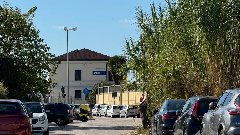 Parcheggio selvaggio alla stazione di Ballò di Mirano