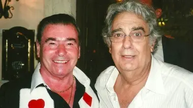 In alto Tristano Bottazzo con il tenore Placido Domingo A destra il quadro con i nomi dei suoi sette figli Sotto il titolo la famiglia Bottazzo al completo