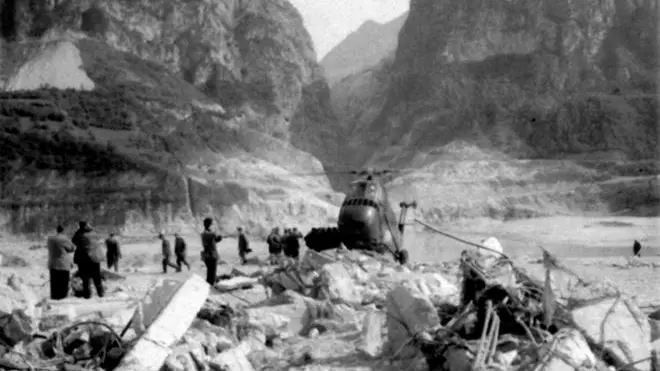 Una panoramica d'archivio del disastro del Vajont.A quasi cinquant'anni dal disastro del Vajont, i comuni dei paesi distrutti dall'onda assassina sfrutteranno nuovamente le acque del torrente per produrre energia elettrica. Lo hanno reso noto stamani a Pordenone i sindaci di Longarone (Belluno), Castellavazzo (Belluno) ed Erto e Casso (Pordenone), in una conferenza stampa ospitata in provincia oggi 21 gennaio 2011 Ansa