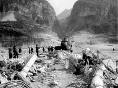 Una panoramica d'archivio del disastro del Vajont.A quasi cinquant'anni dal disastro del Vajont, i comuni dei paesi distrutti dall'onda assassina sfrutteranno nuovamente le acque del torrente per produrre energia elettrica. Lo hanno reso noto stamani a Pordenone i sindaci di Longarone (Belluno), Castellavazzo (Belluno) ed Erto e Casso (Pordenone), in una conferenza stampa ospitata in provincia oggi 21 gennaio 2011 Ansa