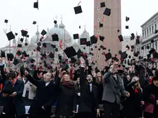 Il lancio del "tòcco" gli oltre mille laureati di Ca' Foscari (foto Interpress)