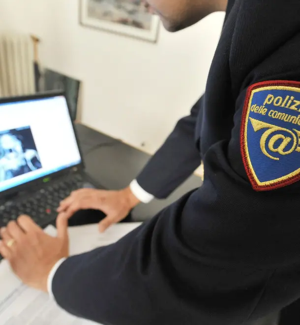 Materiale mostrato durante la conferenza stampa della polizia postale di Genova nell'ambito di una operazione che ha portato alla denuncia di decine di persone in tutta Italia per aver scaricato on-line film e telefilm coperti dal diritto d'autore, stamani 14 settembre 2010..ANSA/LUCA ZENNARO