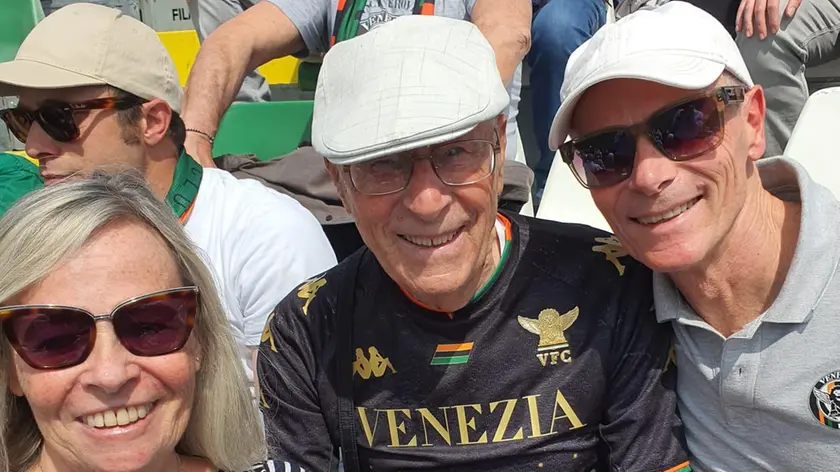 Amedeo Vianello, al centro, con la maglia del Venezia allo stadio Penzo