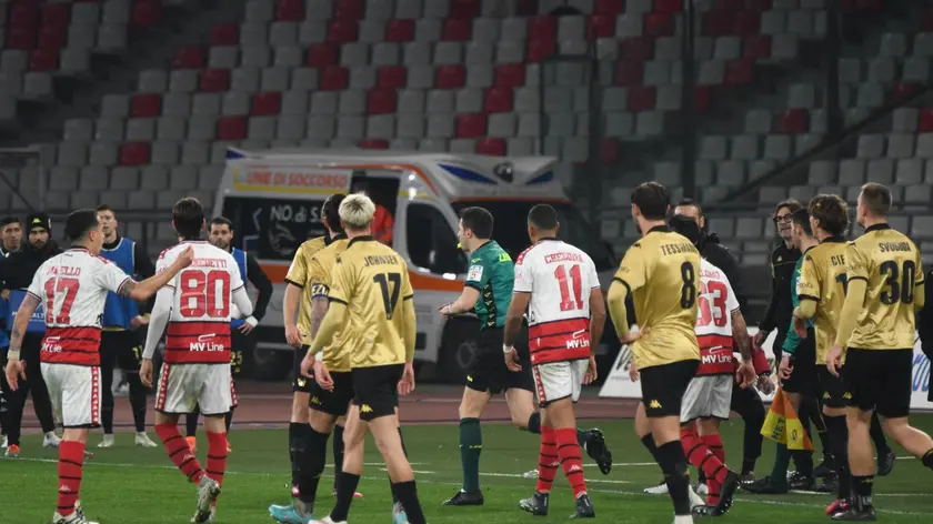 L'arbitro Massimi annulla la rete del Venezia (foto Editoriale Report)