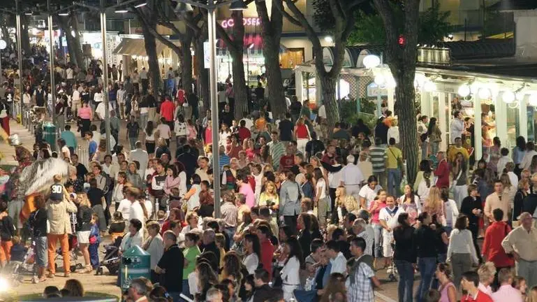 piazzetta casa bianca - - Via Bafile piena di gente venerdi' dopo mezzanotte nel cuore della prima notte bianca a Jesolo C'erano anche molte famiglie con bambini e carozzine al seguito (fotoservizio Gavagnin)