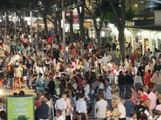 piazzetta casa bianca - - Via Bafile piena di gente venerdi' dopo mezzanotte nel cuore della prima notte bianca a Jesolo C'erano anche molte famiglie con bambini e carozzine al seguito (fotoservizio Gavagnin)